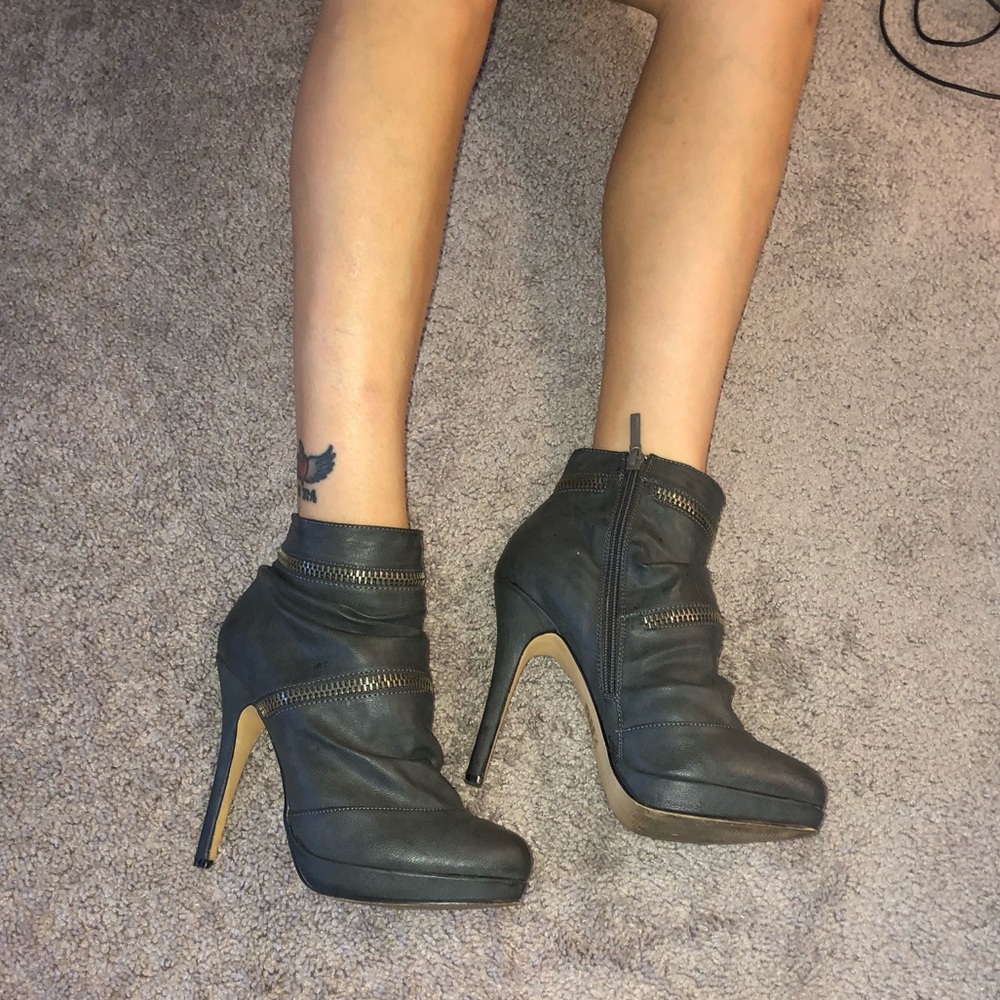Michael Antonio grey ankle Booties